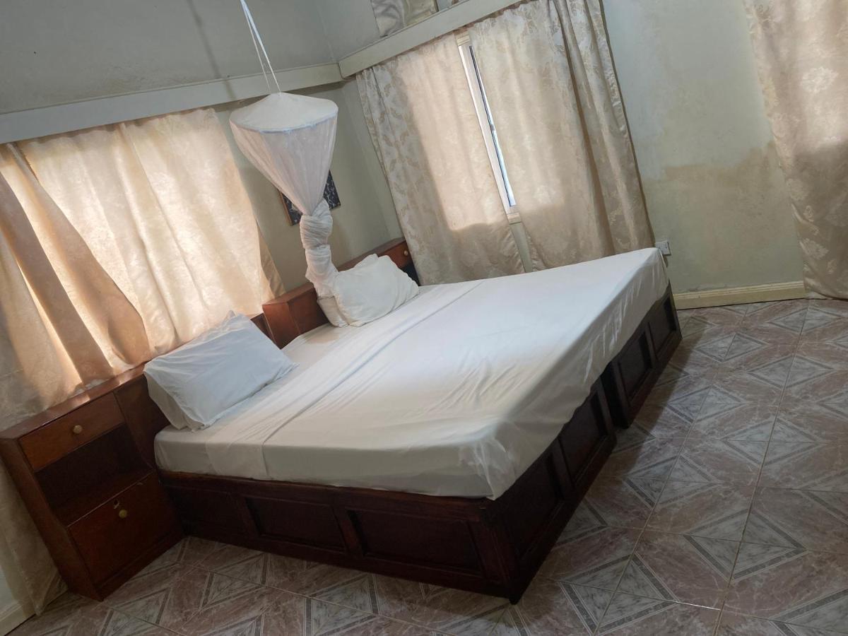 One World Village Guesthouse Bakau Экстерьер фото