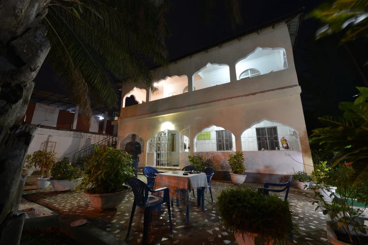 One World Village Guesthouse Bakau Экстерьер фото